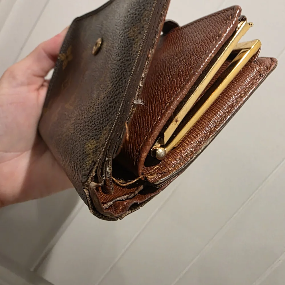 Louis Vuitton Damier Kisslock Monogram Wallet - Picture 11 of 11